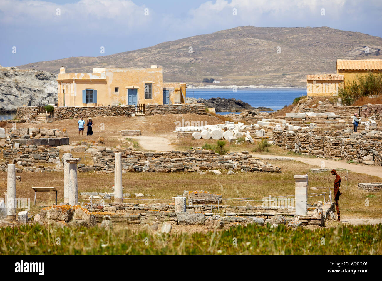 Greco, Grecia, Delos sito storico di isola, rovine archeologiche di Antony Gormley statue acqua* 2018 Foto Stock