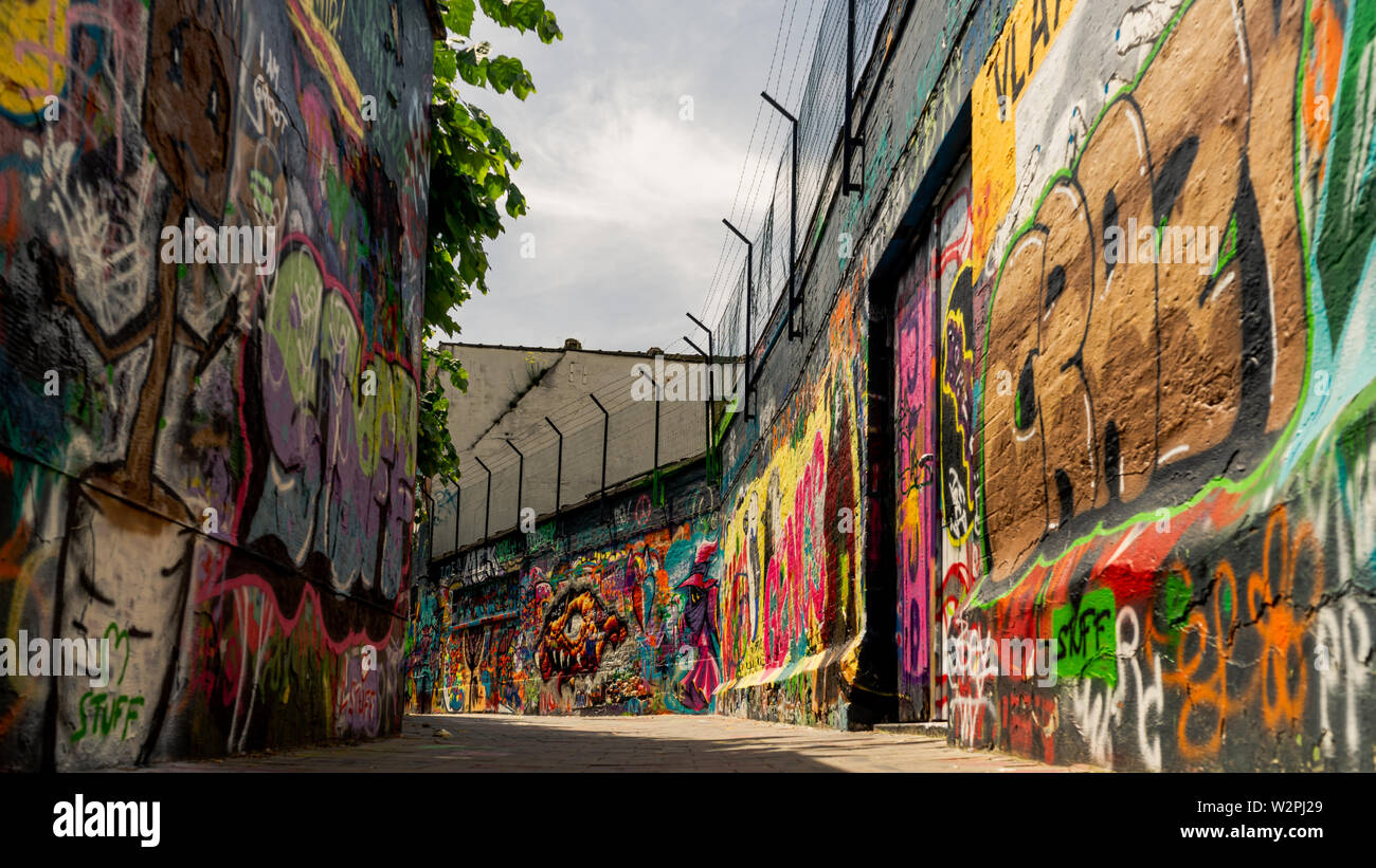 Visualizza in basso Graffiti street- legal street art- patrimonio mondiale UNESCO Foto Stock