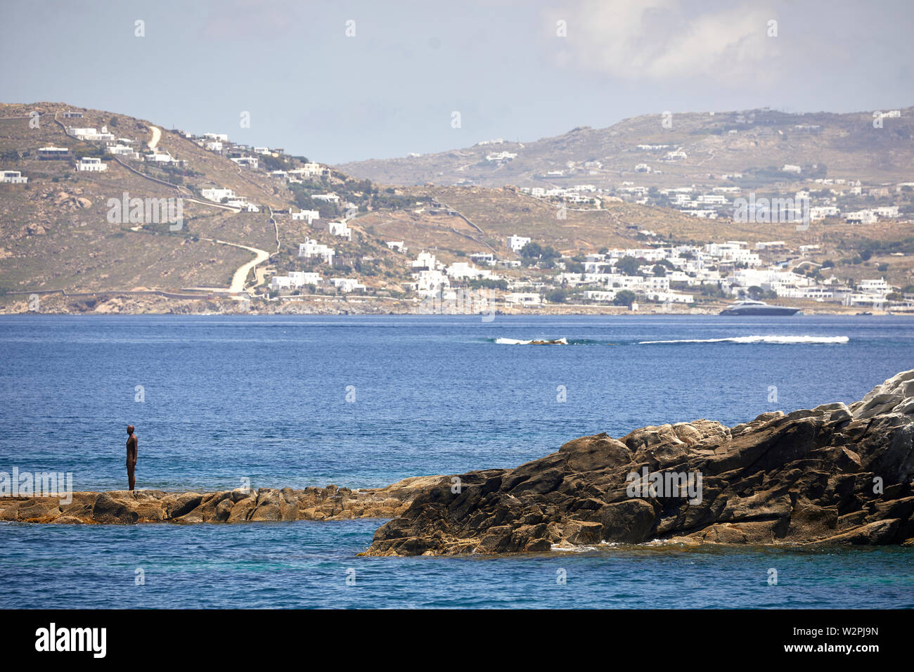 Greco, Grecia, Delos sito storico di isola, rovine archeologiche di Antony Gormley statue in un altro momento XIV 2011 in una remota località costiere in th Foto Stock