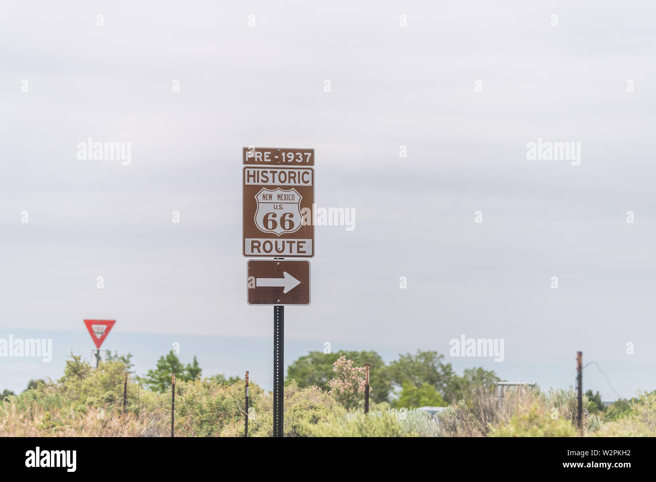 Santa Fe, Stati Uniti d'America autostrada storica Route 66 cartello in prossimità di città con pre 1937 testo e nella direzione della freccia per città Foto Stock