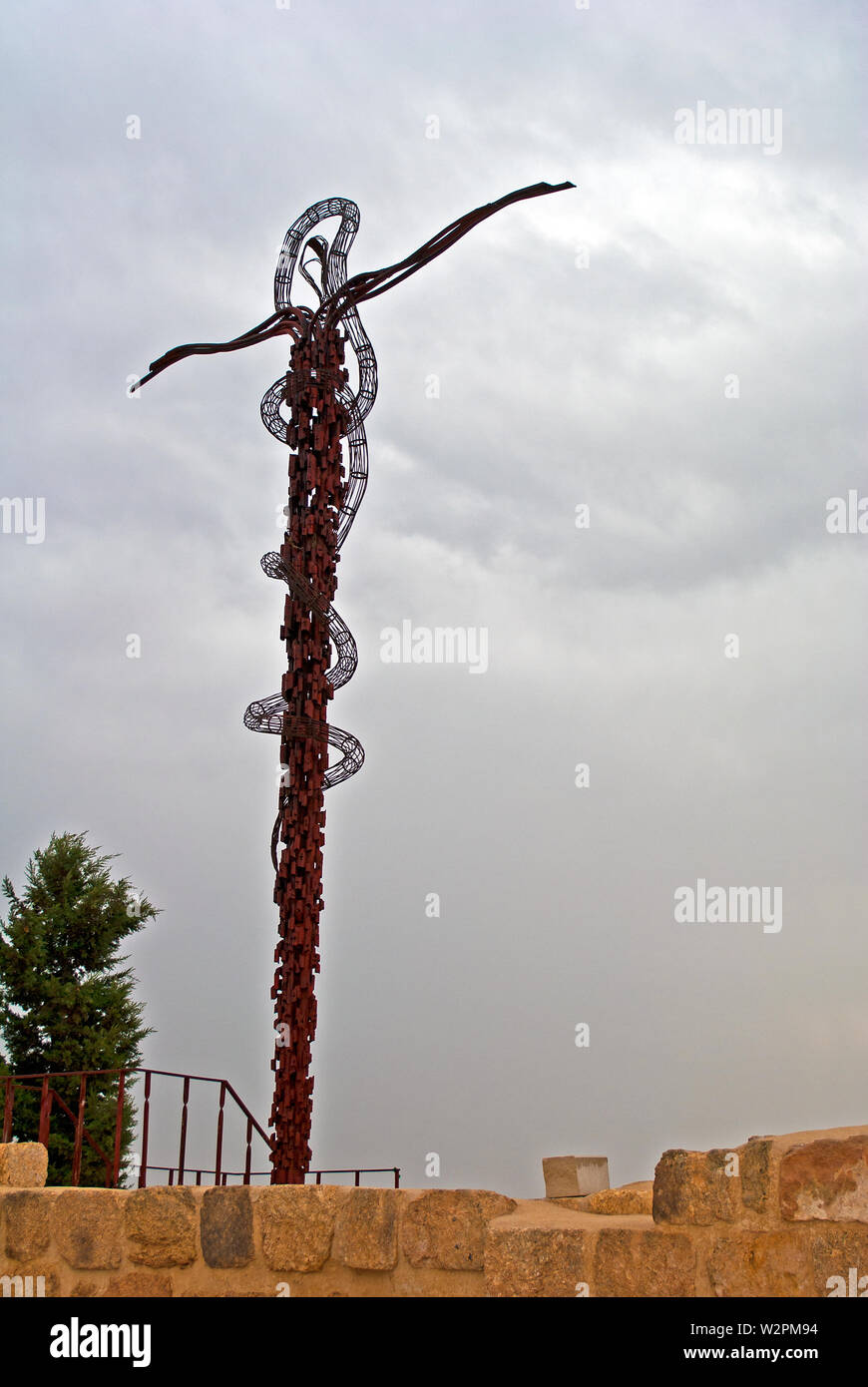 La croce a serpentina scultura il serpente di bronzo creato dall'artista Italiano Giovanni Fantoni sulla sommità del Monte Nebo. Foto Stock