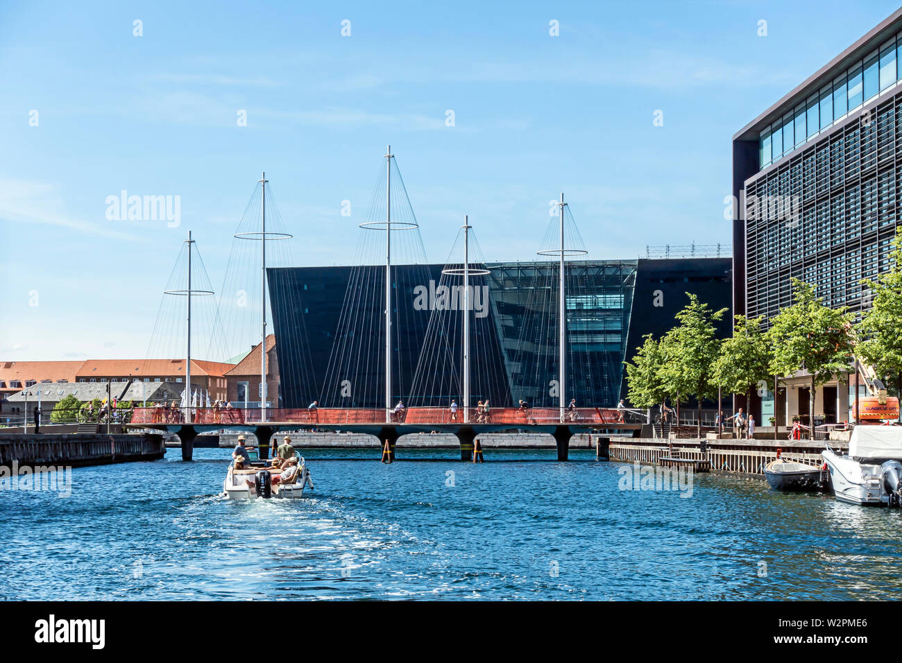 Cirkelbroen per biciclette e pedoni all'entrata di Christianshavn Kanal opposta a Det Kongelige Bibliotek nel porto Copenhagen DANIMARCA Foto Stock