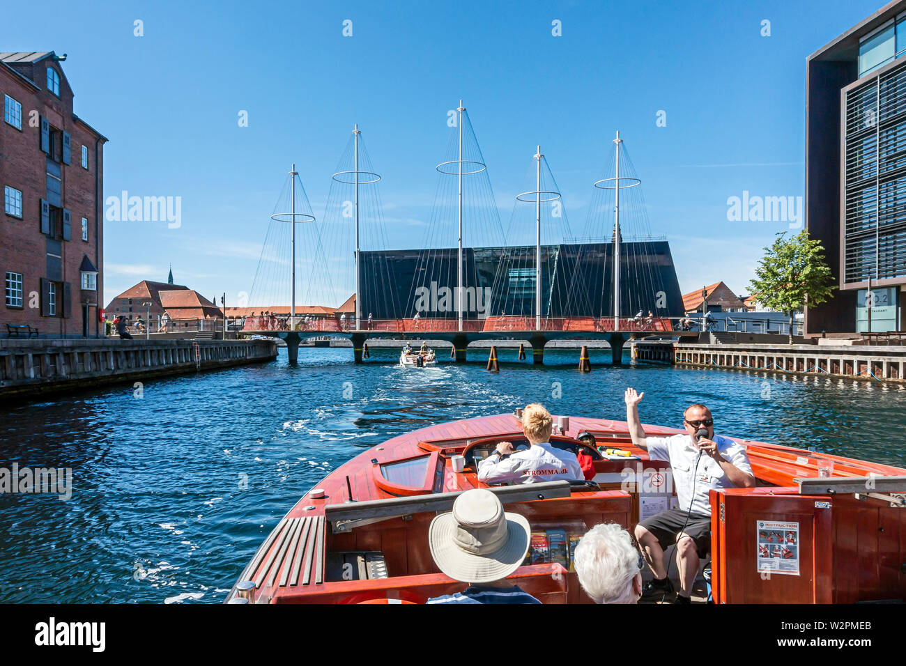 Cirkelbroen per biciclette e pedoni all'entrata di Christianshavn Kanal opposta a Det Kongelige Bibliotek nel porto Copenhagen DANIMARCA Foto Stock