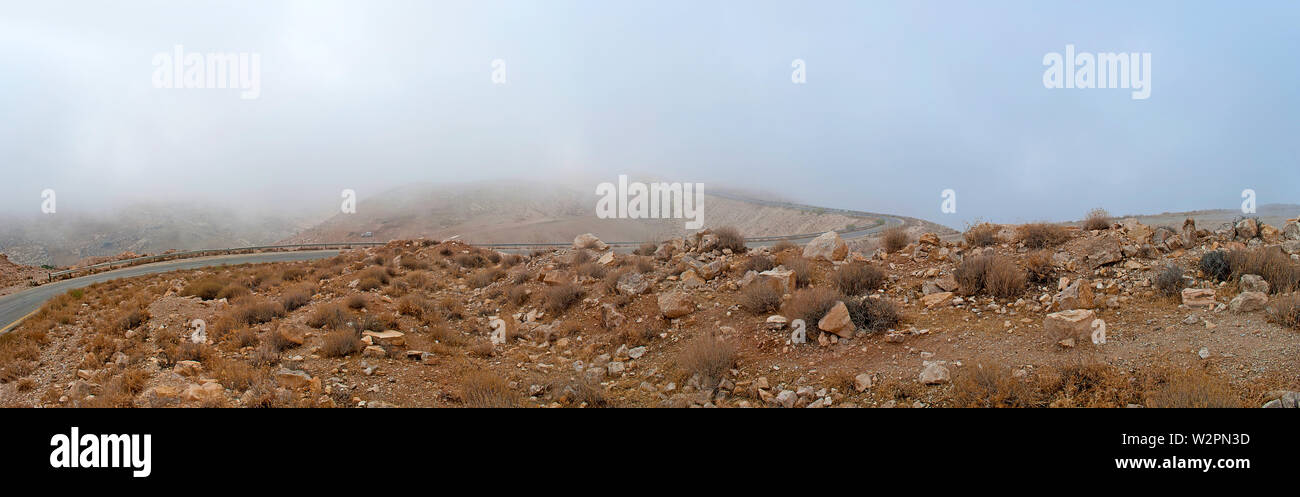 Strada stretta a Wadi Bin (Ibn) Hammad (Giordania), profondamente eroso nella roccia è permanentemente riempito da (caldo) molle. Esso tumuli nel Mar Morto. Foto Stock