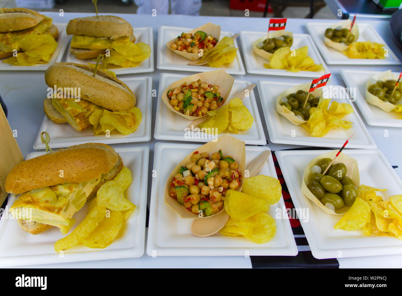 Vegetariani e vegani piatti venduti sulla fiera di strada Foto Stock