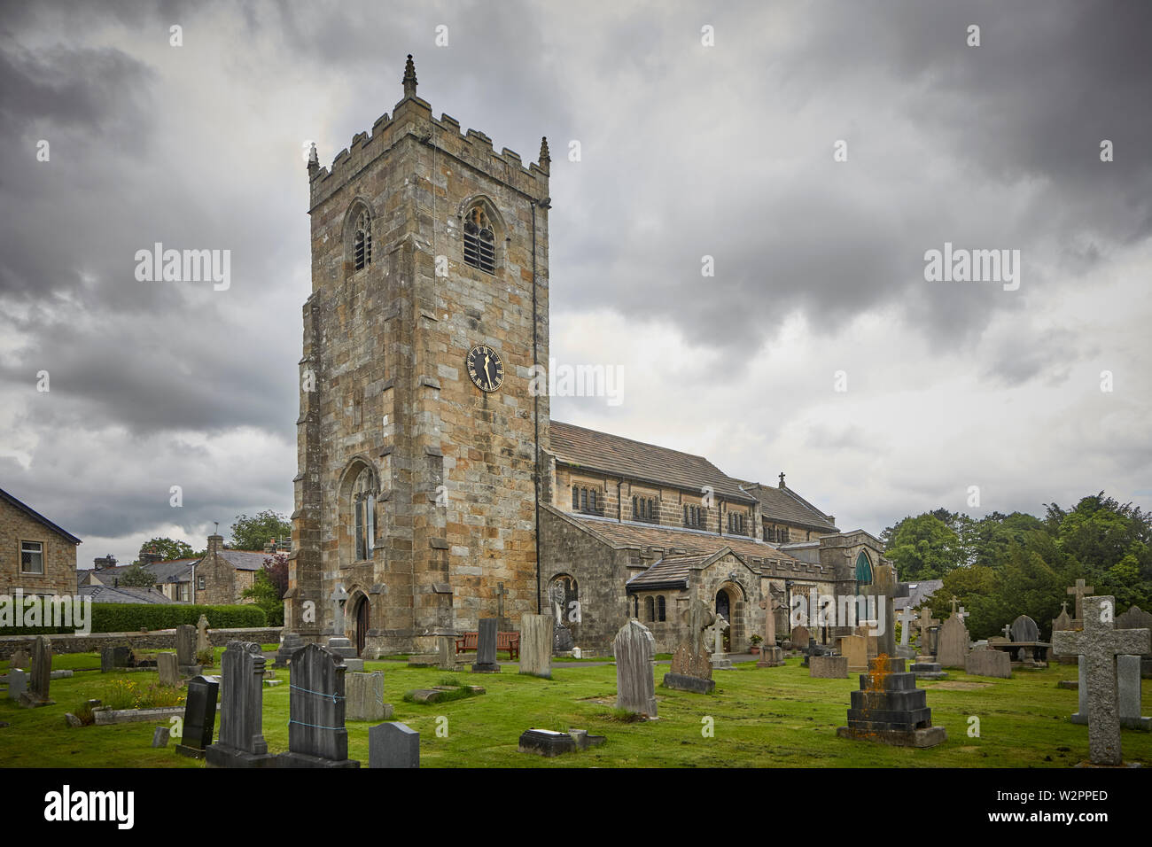 Waddington piccolo e pittoresco villaggio vicino a Clitheroe in Ribble Valley, Lancashire, St Helen's chiesa e cimitero di grado di arenaria II* elencati di costruire Foto Stock