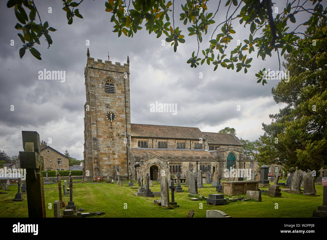 Waddington piccolo e pittoresco villaggio vicino a Clitheroe in Ribble Valley, Lancashire, St Helen's chiesa e cimitero di grado di arenaria II* elencati di costruire Foto Stock