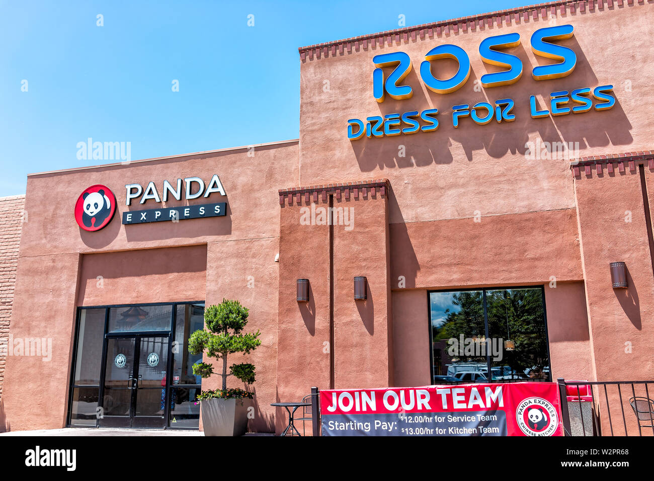 Santa Fe, Stati Uniti d'America - 14 Giugno 2019: Centro commerciale per lo shopping nel centro storico della città con i segni del negozio per Ross abito per meno e Panda Express con ora affitto tex Foto Stock