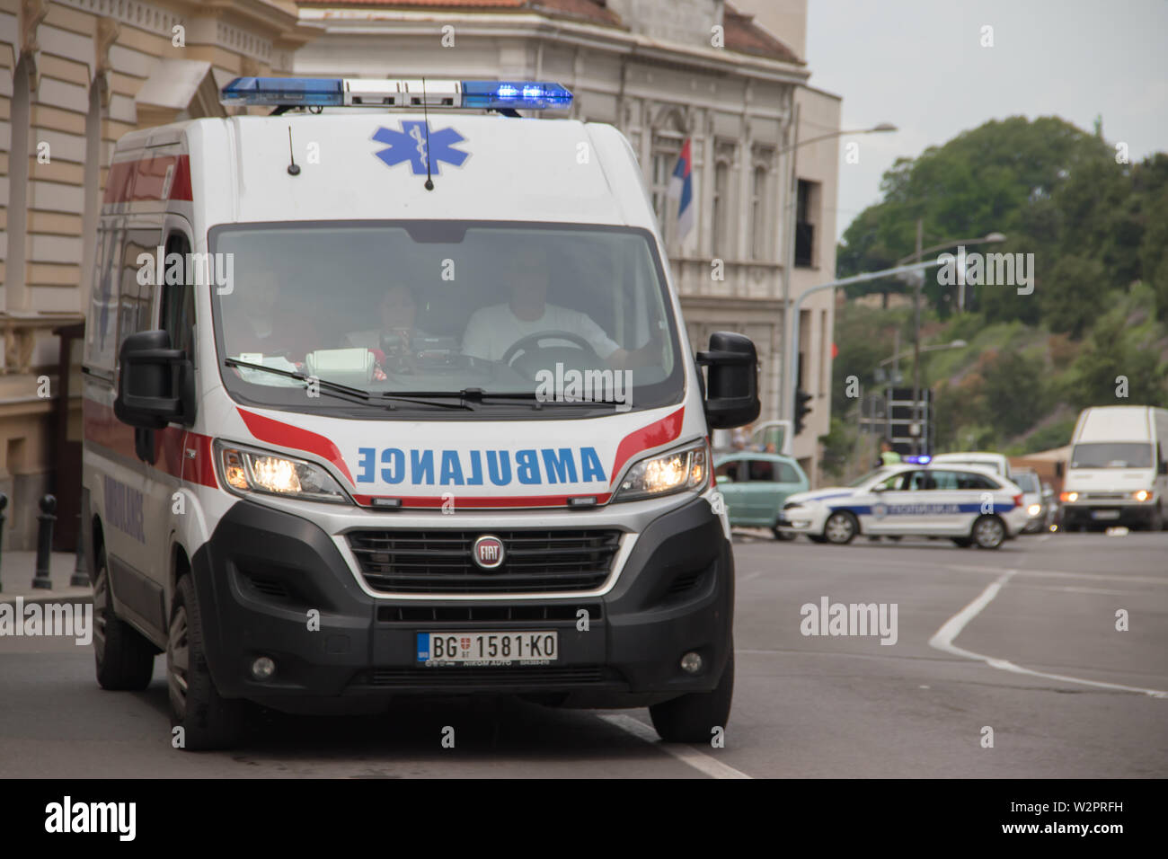 Ambulanza veicolo sulla strada, con la polizia in background, protezione di evento pubblico a Belgrado Foto Stock