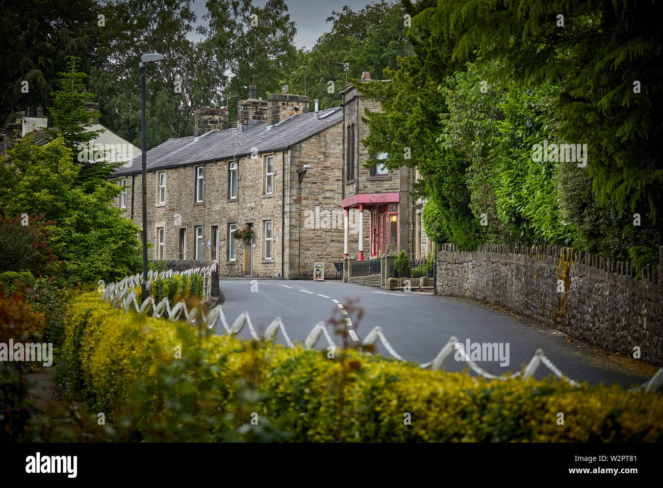 Waddington piccolo e pittoresco villaggio vicino a Clitheroe in Ribble Valley, Lancashire, Country Kitchen (rosso) Assembly Rooms, Clitheroe Rd, Foto Stock Waddington piccolo e pittoresco villaggio vicino a Clitheroe in Ribble Valley, Lancashire, Country Kitchen (rosso) Assembly Rooms, Clitheroe Rd, Foto Stock