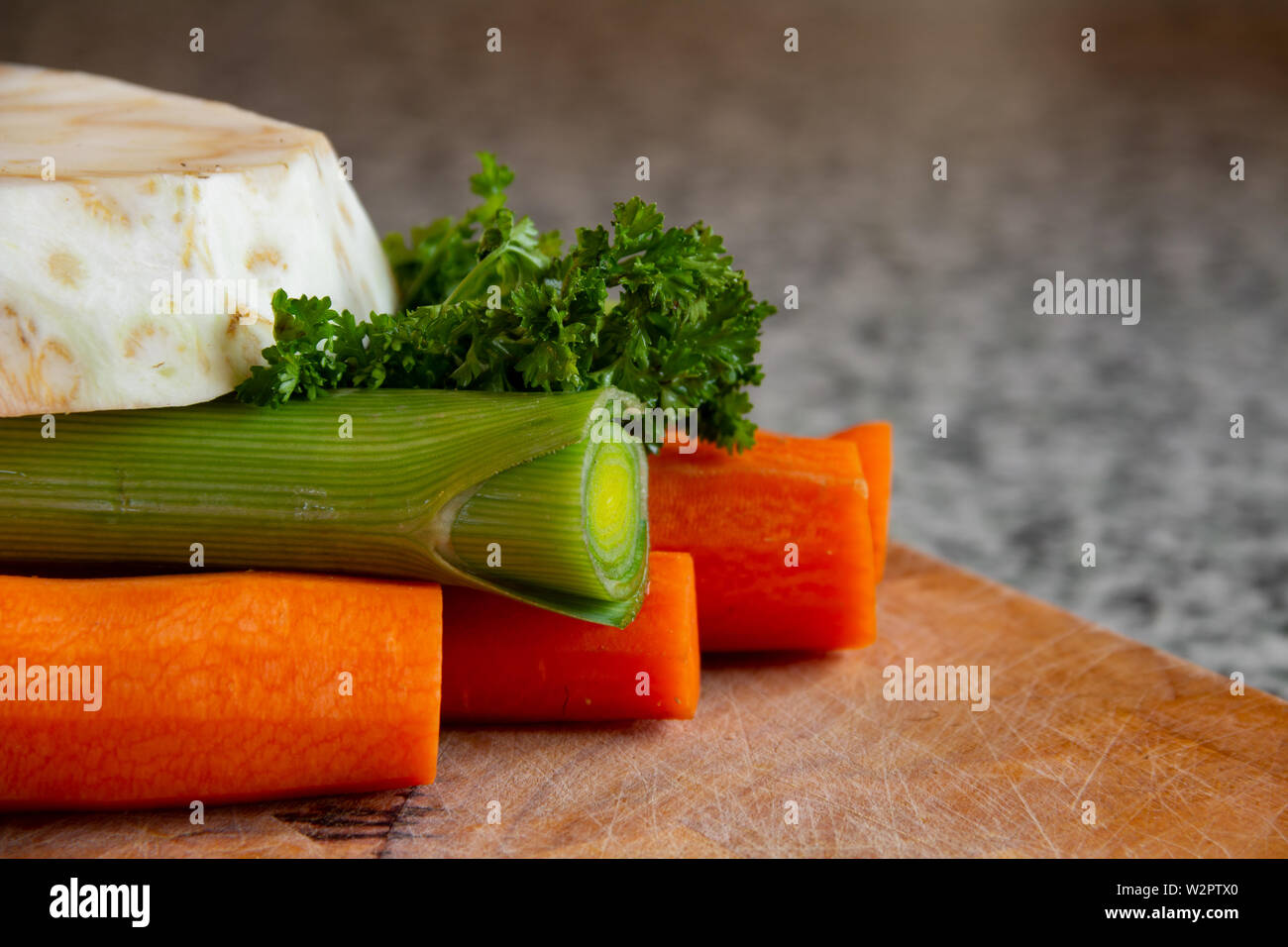 Verdure crude mentre la preparazione di un sano pasto vegano. Gustosi ingredienti freschi nella cucina. Foto Stock