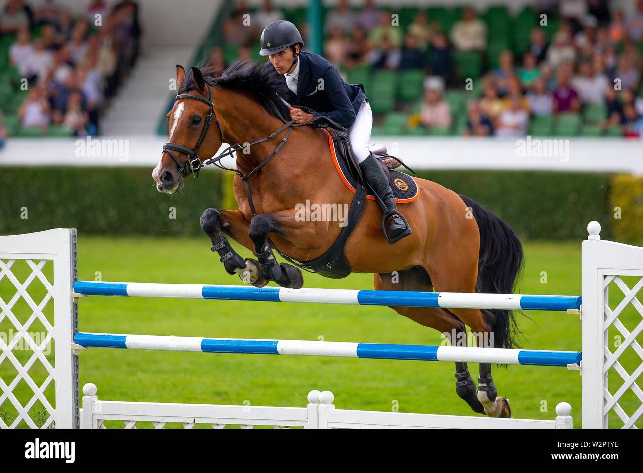 Harrogate. Yorkshire. Il 10 luglio 2019. Il quinto posto. Harry Wainwright riding de Deus Pinheiro il faggio. GBR. Primo round. Scala Internazionale. Showjumping. Grande spettacolo dello Yorkshire. Grande Yorkshire Showground. Harrogate. Yorkshire. Regno Unito. 10/07/2019. Credit Elli Birch/SIP Agenzia fotografica/Alamy live news Foto Stock