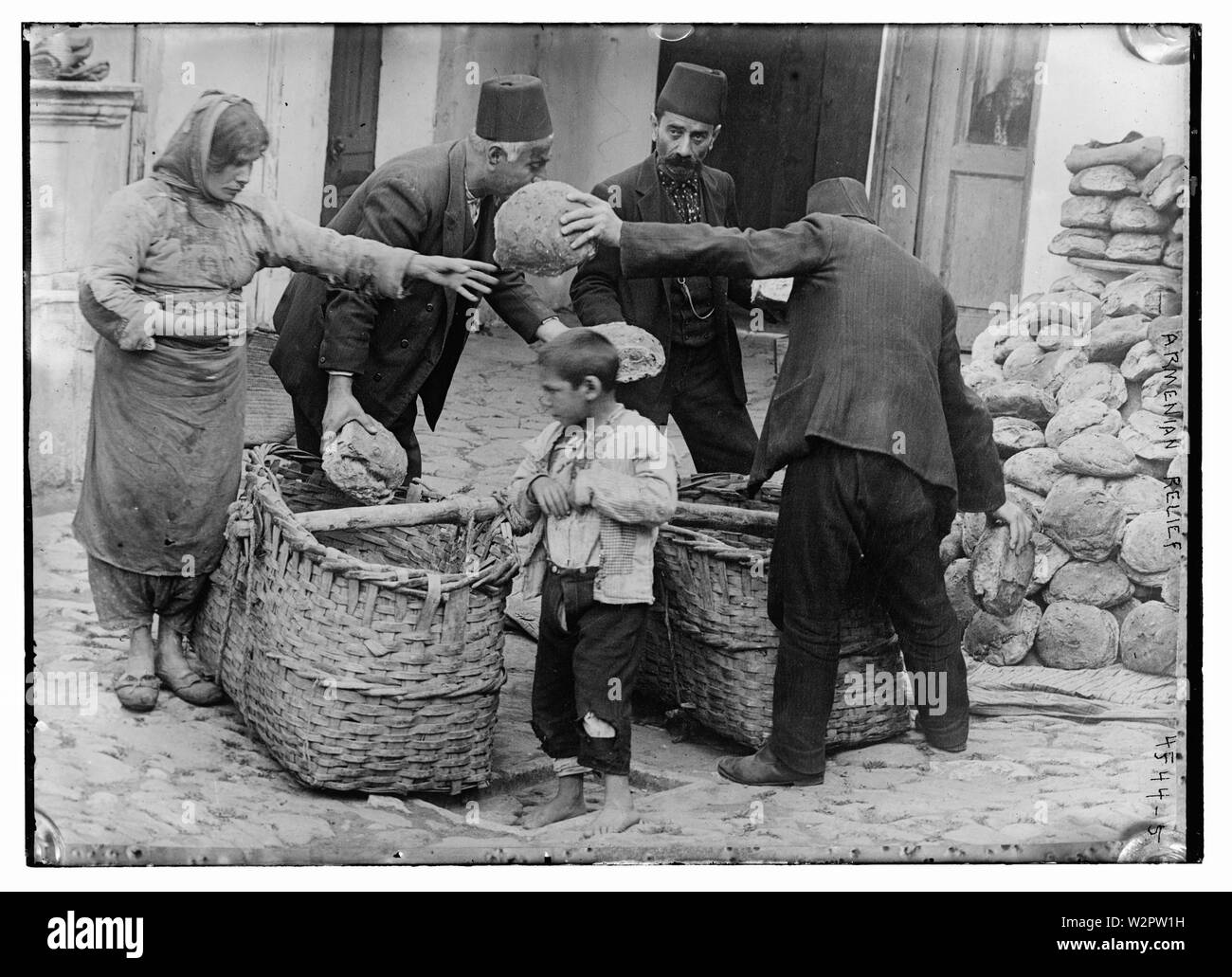 Armenian donne rifugiate e bambino cibo sollievo Foto Stock
