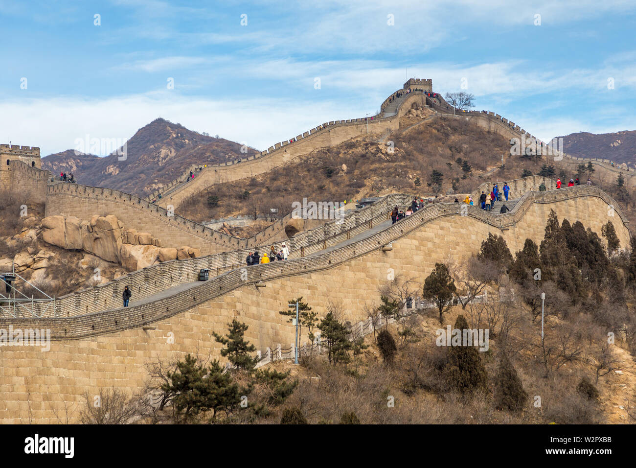 Badaling, Cina - 27 dicembre 2013: Il grande muro con pochi turisti irriconoscibile camminando su una giornata invernale presso Badaling, nei pressi di Pechino Foto Stock