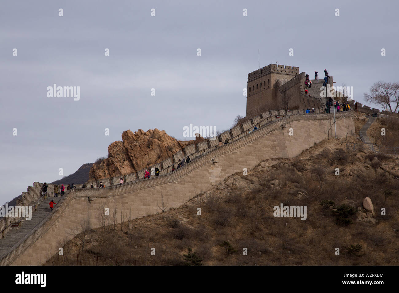 Badaling, Cina - 27 dicembre 2013: Il grande muro con pochi turisti irriconoscibile camminando su una giornata invernale presso Badaling, nei pressi di Pechino Foto Stock
