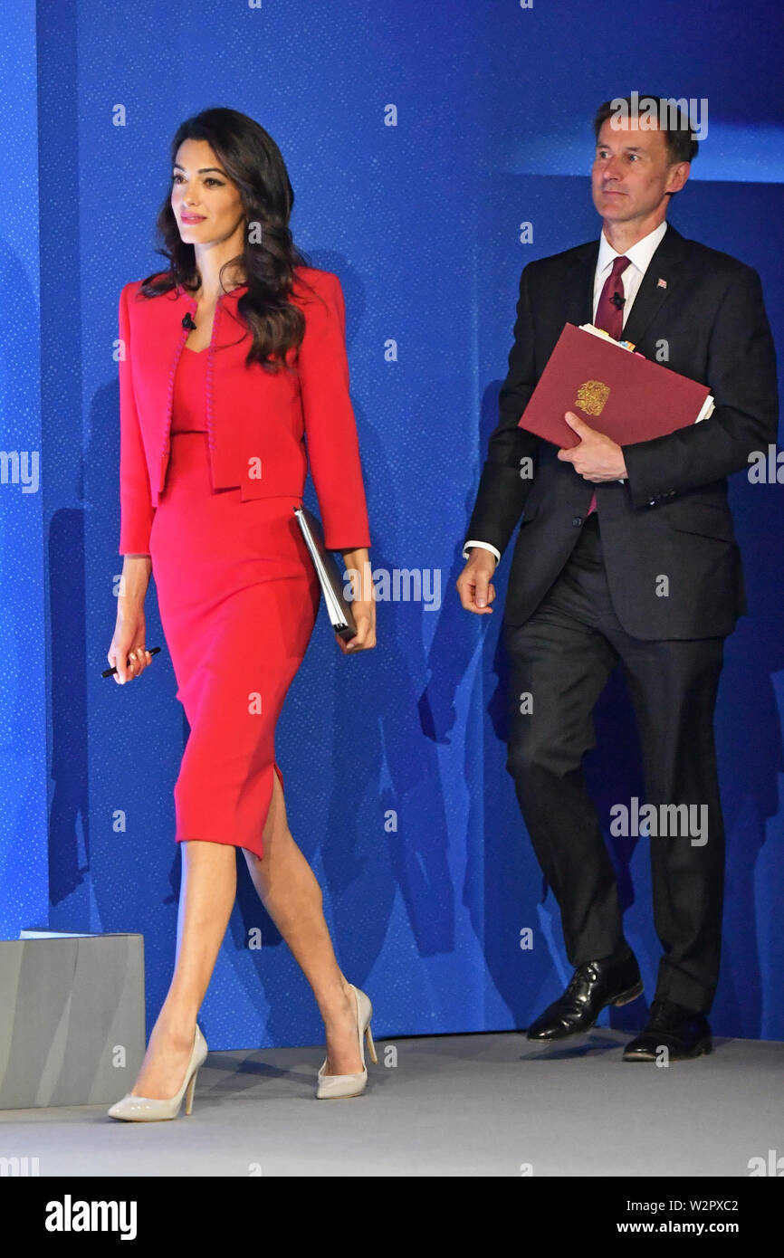 Amal Clooney e segretario di Stato per gli affari esteri Jeremy Hunt nel corso della conferenza globale per la libertà dei media a Printworks a Londra. Foto Stock