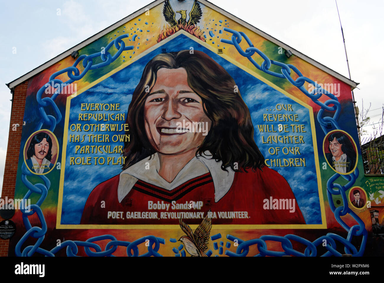Bobby Sands murale su Falls Road,città di Belfast, Irlanda del Nord. Foto Stock
