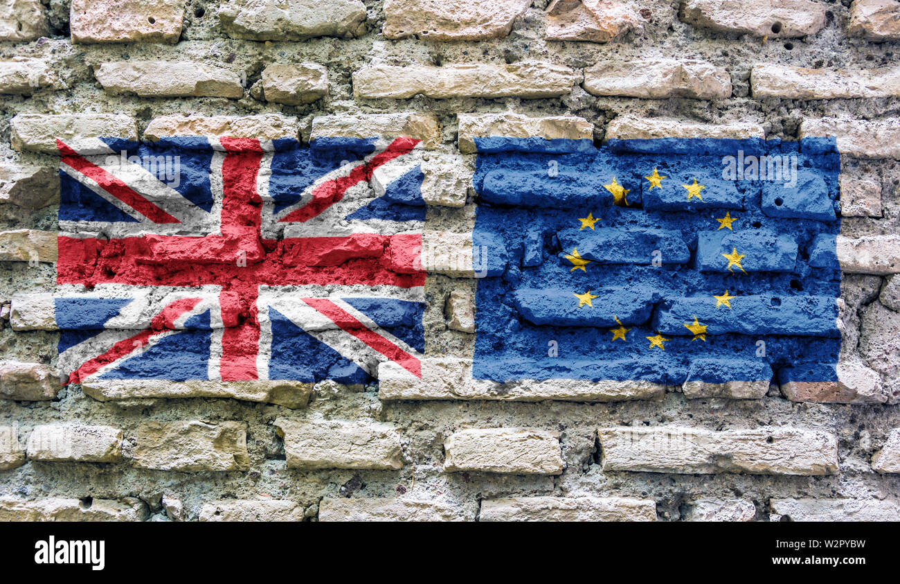 La bandiera di Inghilterra e l'Unione europea impresso su un vecchio rovinato un muro di mattoni. Concetto di Brexit e le politiche comunitarie Foto Stock