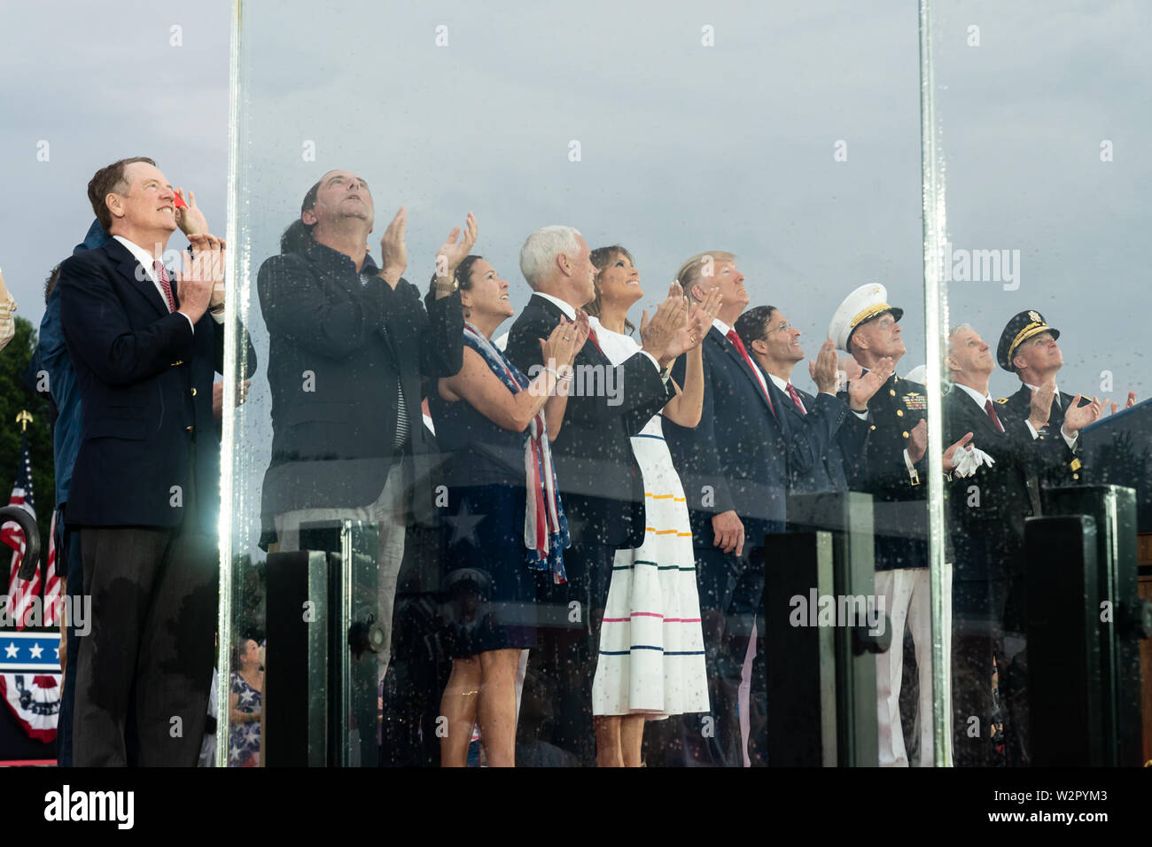 U.S presidente Donald Trump unite da First Lady Melania Trump e Vice Presidente Mike Pence guarda un aeromobile cavalcavia alla Salute in America evento presso il Lincoln Memorial Luglio 4, 2019 a Washington D.C. Foto Stock