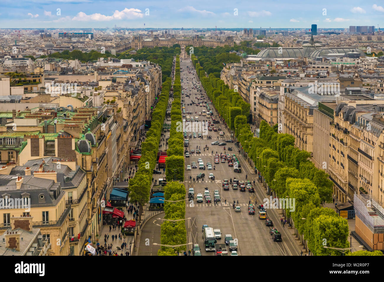 Grande panoramica vista aerea dell'Avenue des Champs-Élysées, un viale nel 8° arrondissement di Parigi, verso la Place de la Concorde. Esso è in corso... Foto Stock