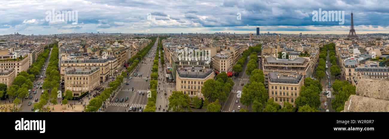 Antenna di enormi foto panoramica del paesaggio urbano di Parigi di Montmartre e Sacré-Coeur, Tour Montparnasse e la Torre Eiffel inclusa Avenue de Friedland,... Foto Stock