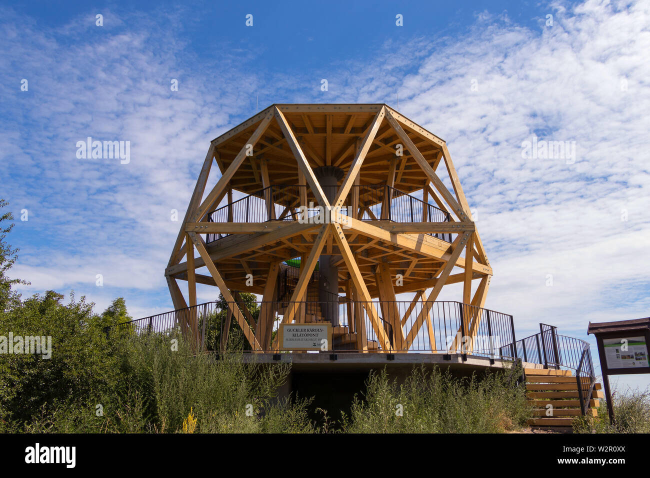 BUDAPEST, Ungheria - 6 Luglio 2019: gazebo in legno nella parte superiore della Harmashatar-hegy mountain Foto Stock BUDAPEST, Ungheria - 6 Luglio 2019: gazebo in legno nella parte superiore della Harmashatar-hegy mountain Foto Stock