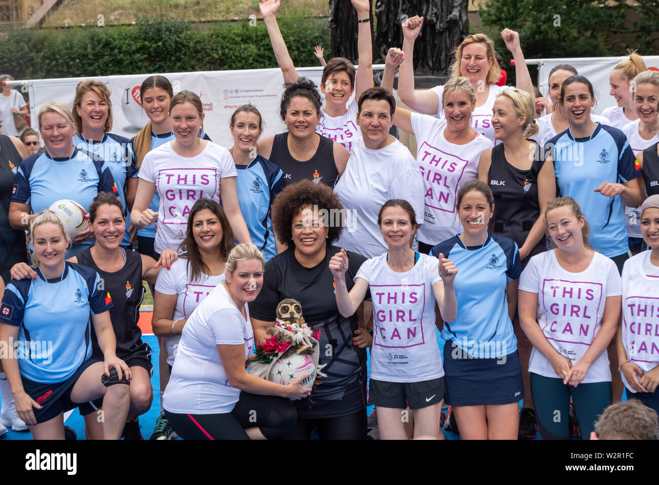 Londra, Regno Unito. Il 10 luglio 2019. Parlamentare Internazionale Netball concorrenza nella torre di Victoria Gardens, giocato da squadre di parlamentare che rappresenta il Regno Unito, Nuova Zelanda e Australia. Organizzato da Netball Inghilterra precedendo di netball internazionale della concorrenza. Una foto del team, UK in 'Questa ragazza può' Tshirt, Nuova Zelanda in bianco e nero e austriaco in credito blu: Ian Davidson/Alamy Live News Foto Stock