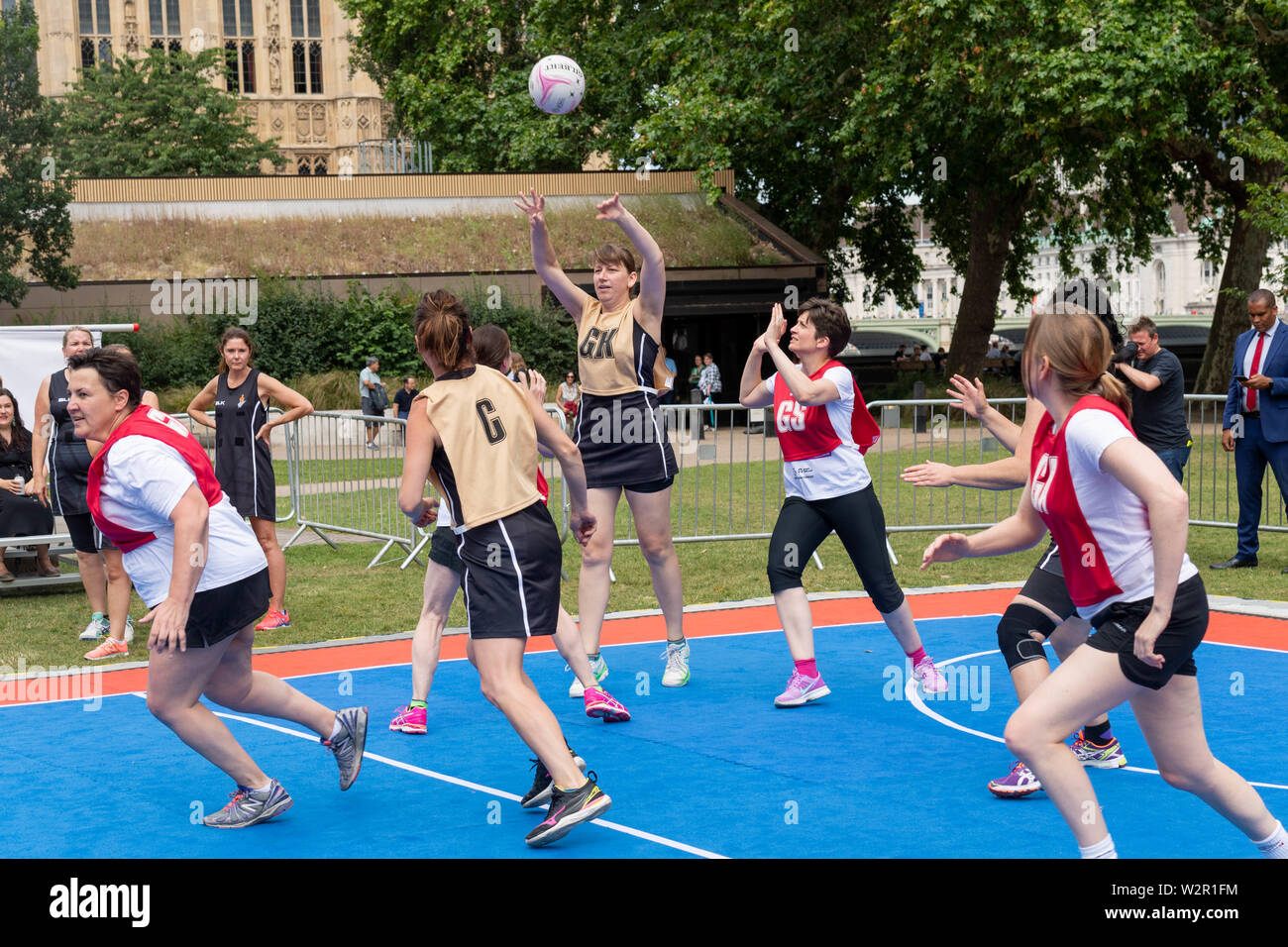 Londra, Regno Unito. Il 10 luglio 2019. Parlamentare Internazionale Netball concorrenza nella torre di Victoria Gardens, giocato da squadre di parlamentare che rappresenta il Regno Unito, Nuova Zelanda e Australia. Organizzato da Netball Inghilterra precedendo di netball internazionale della concorrenza. Regno Unito (in bianco) vs Nuova Zelanda in nero Credito: Ian Davidson/Alamy Live News Foto Stock