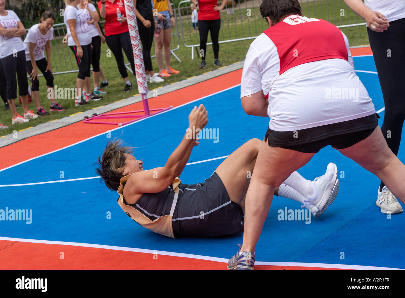 Londra, Regno Unito. Il 10 luglio 2019. Parlamentare Internazionale Netball concorrenza nella torre di Victoria Gardens, giocato da squadre di parlamentare che rappresenta il Regno Unito, Nuova Zelanda e Australia. Organizzato da Netball Inghilterra precedendo di netball internazionale della concorrenza. Alcuni duri colpi, Nuova Zelanda Player giù Credito: Ian Davidson/Alamy Live News Foto Stock