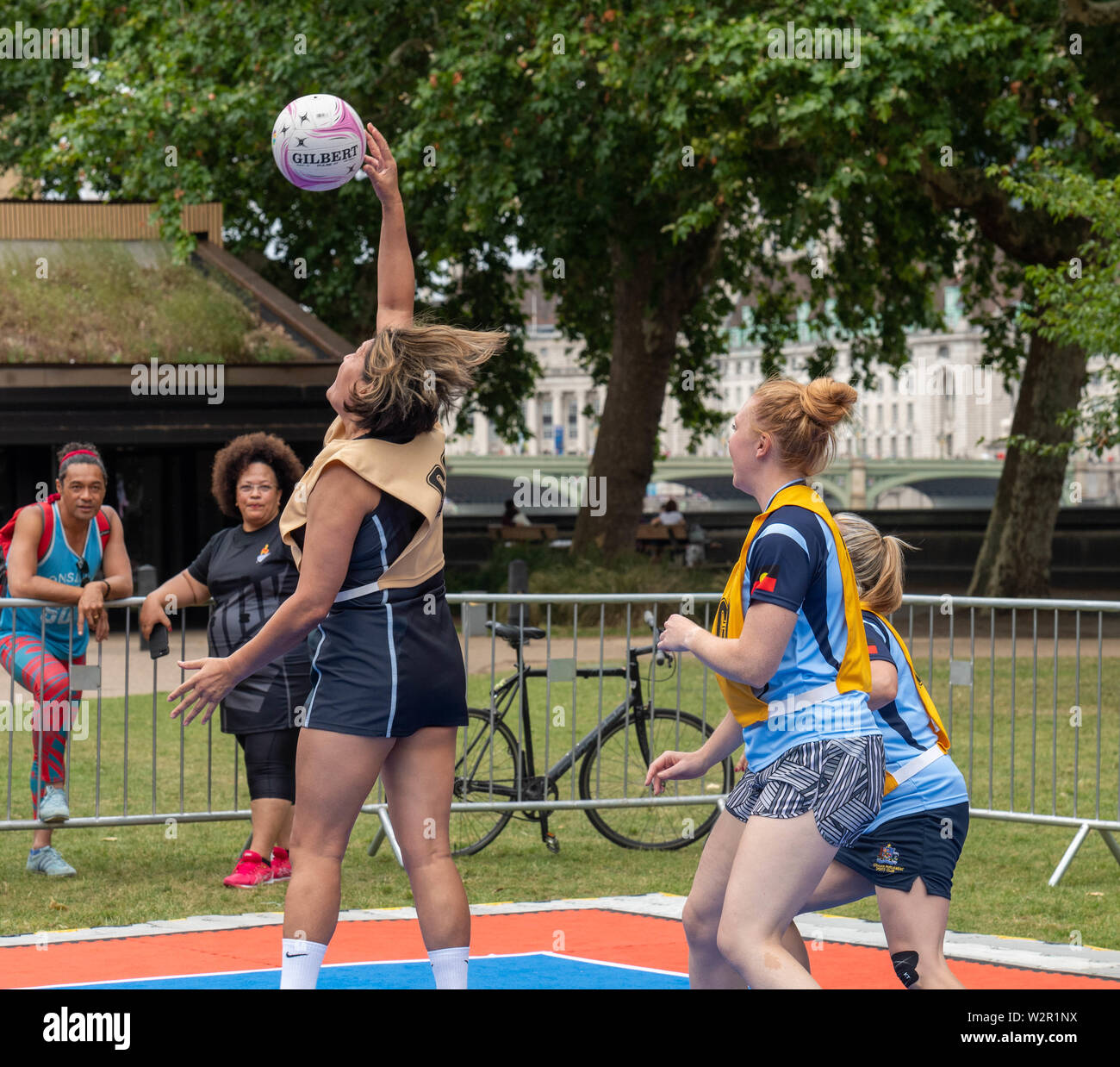 Londra, Regno Unito. Il 10 luglio 2019. Parlamentare Internazionale Netball concorrenza nella torre di Victoria Gardens, giocato da squadre di parlamentare che rappresenta il Regno Unito, Nuova Zelanda e Australia. Organizzato da Netball Inghilterra precedendo di netball internazionale della concorrenza. La nuova Zelanda in nero vs Asutrialia in blu Credito: Ian Davidson/Alamy Live News Foto Stock
