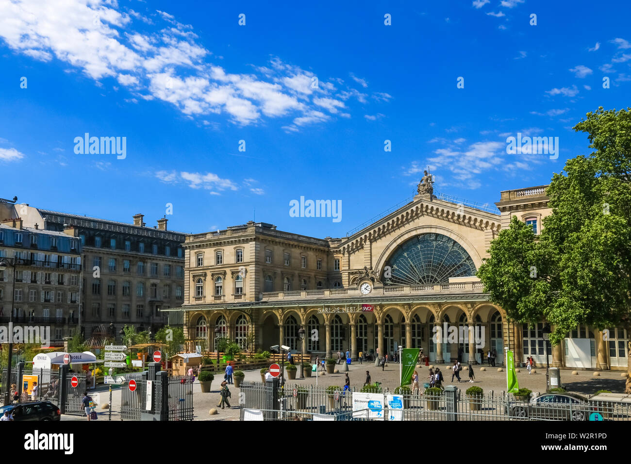 Bella vista della Gare de l'Est o Paris-Est, uno dei più grandi e più antiche stazioni ferroviarie di Parigi in una giornata di sole con cielo blu. La gente camminare in e fuori ... Foto Stock