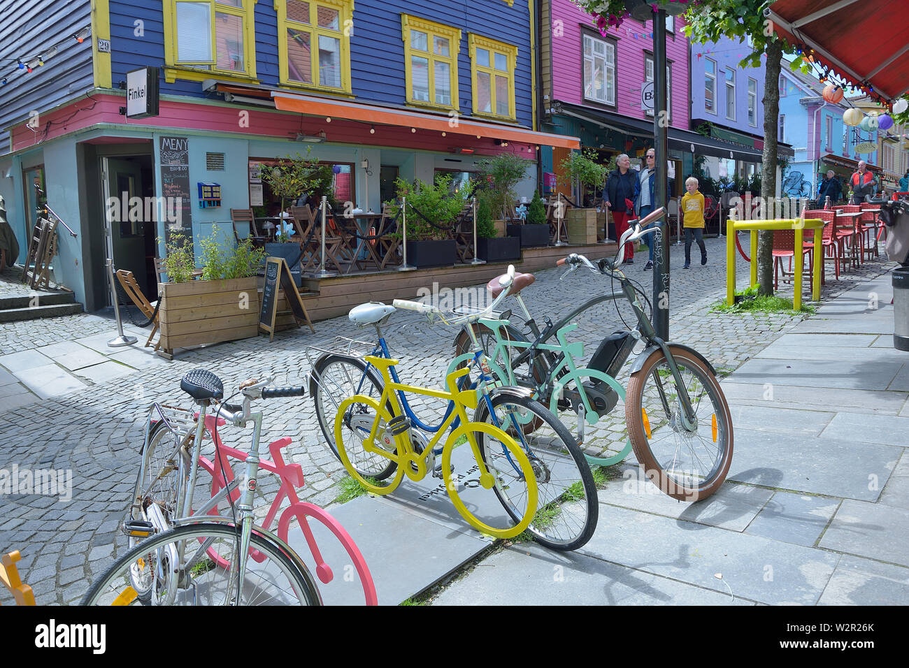 Le moto e le biciclette a riposare in Stavanger in colorate street Ovre Holmegate, Norvegia Foto Stock