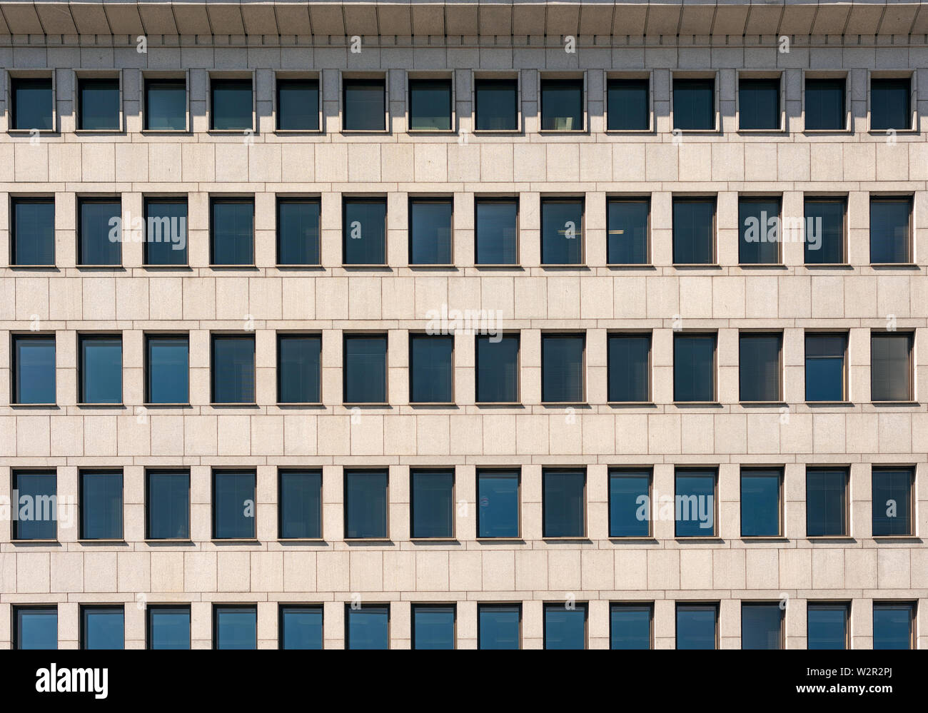 La facciata dell'edificio moderno con finestre rettangolari e cornicione. Forme dirette, architettura laconica Foto Stock