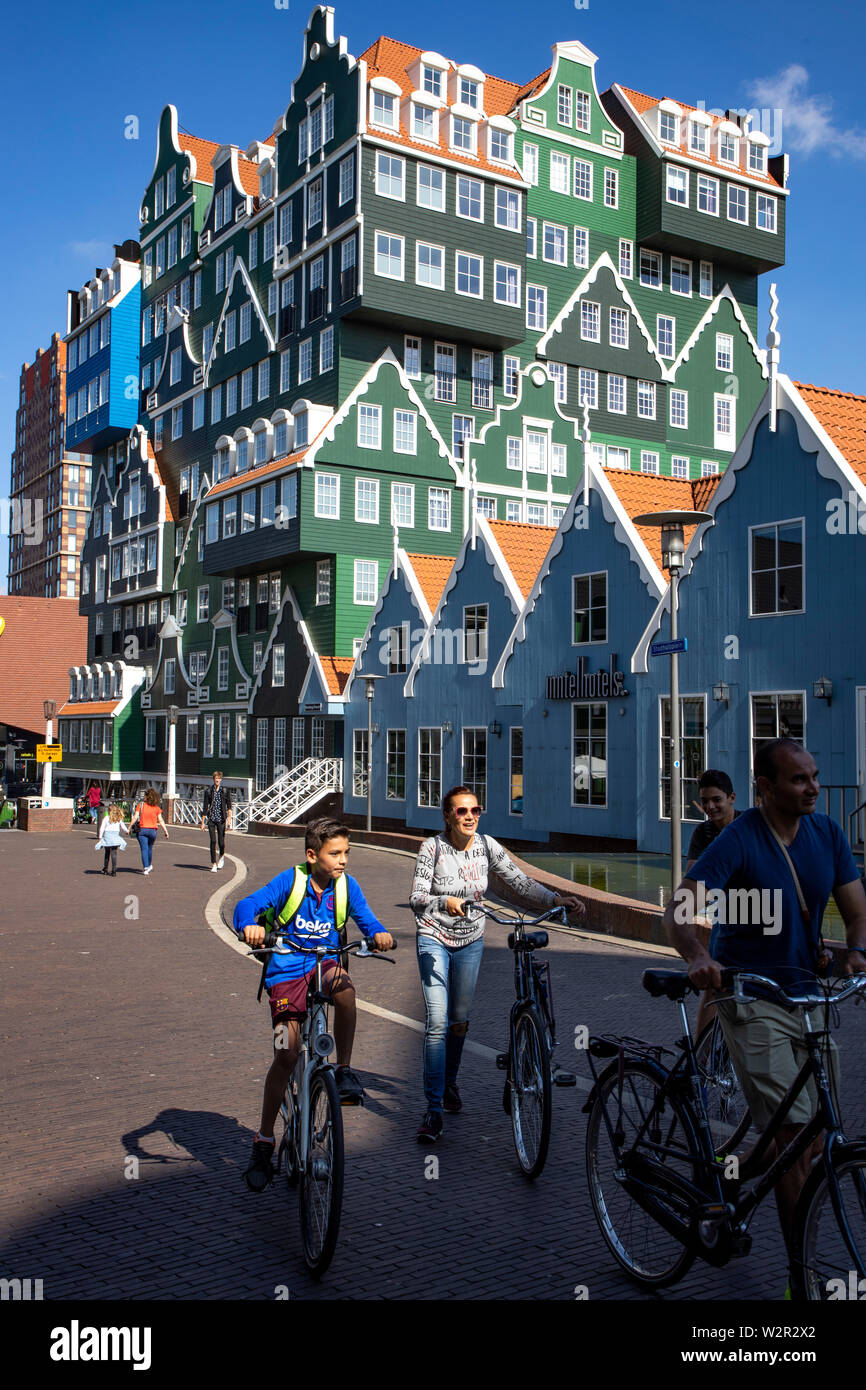 Zaandam, Paesi Bassi, Intel Hotel, assomiglia a 70 impilati case, nello stile delle vecchie case della regione, downtown, Foto Stock