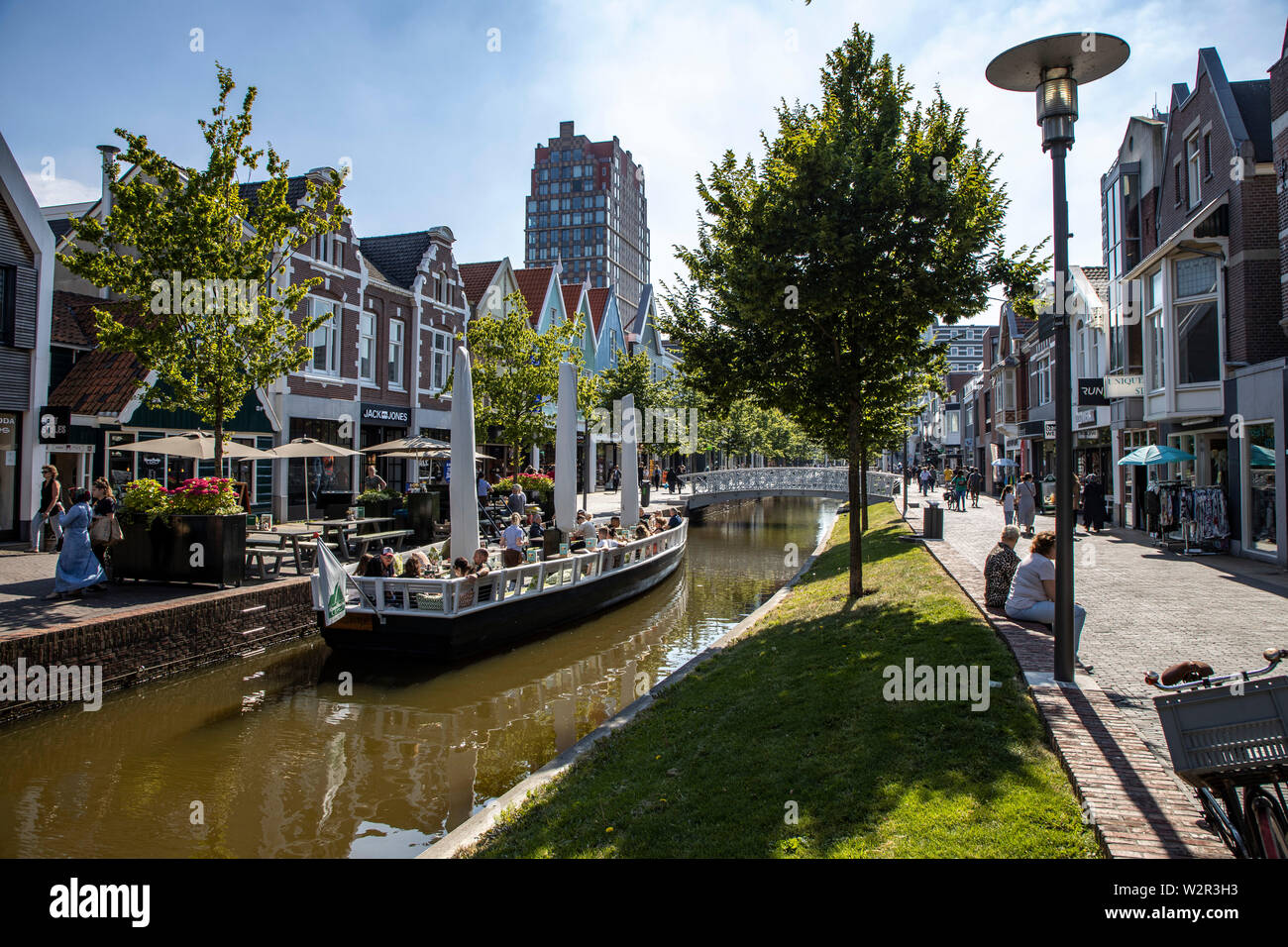 Zaandam, Paesi Bassi, downtown, su un piccolo canale, case residenziali, negozi, ristoranti, Foto Stock