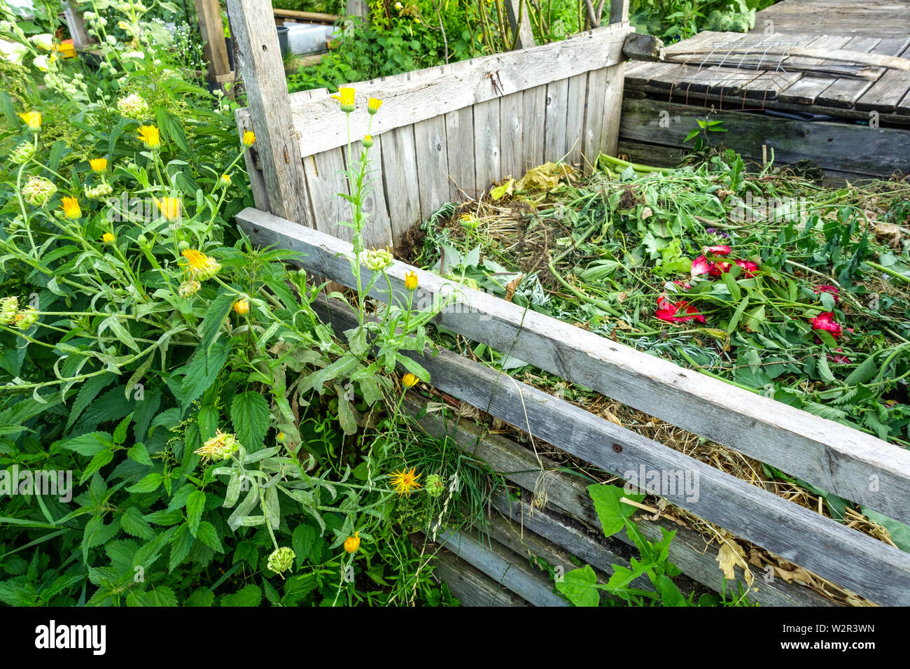 Giardino compost bin, cumulo di compostaggio dei rifiuti biologici dal giardino e per la casa Foto Stock