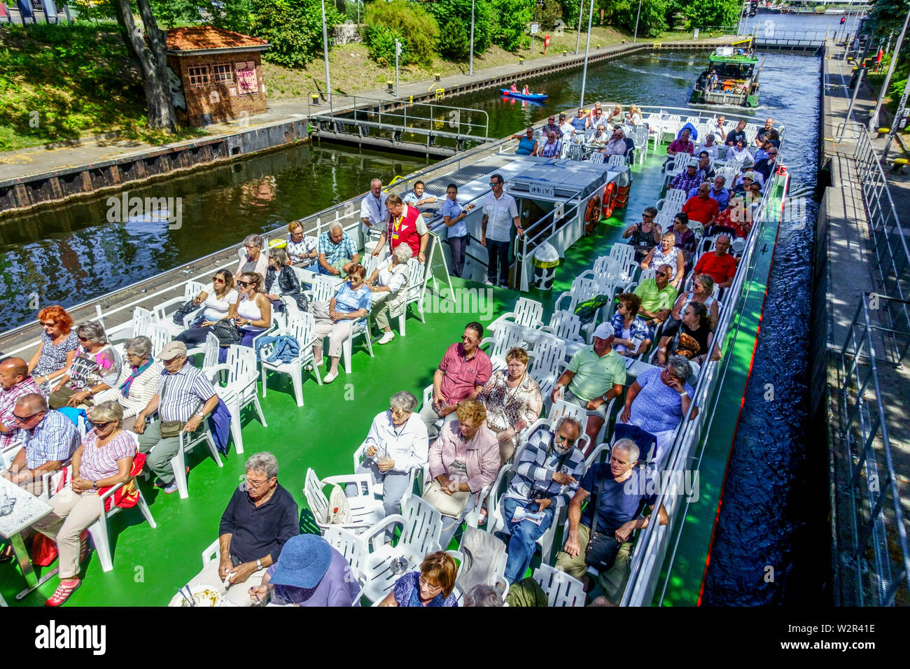 Il fiume Sprea di Berlino, una folla di persone su una barca passeggeri, Kreuzberg Germania turisti in una nave da crociera Foto Stock