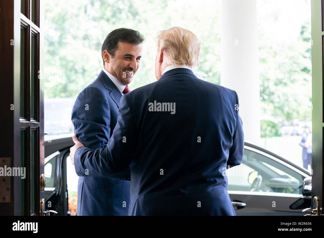 U.S presidente Donald Trump saluta l'Emiro del Qatar Tamin bin Hamad Al Thani all'ala ovest atrio della Casa Bianca Luglio 9, 2019 a Washington, DC. Foto Stock