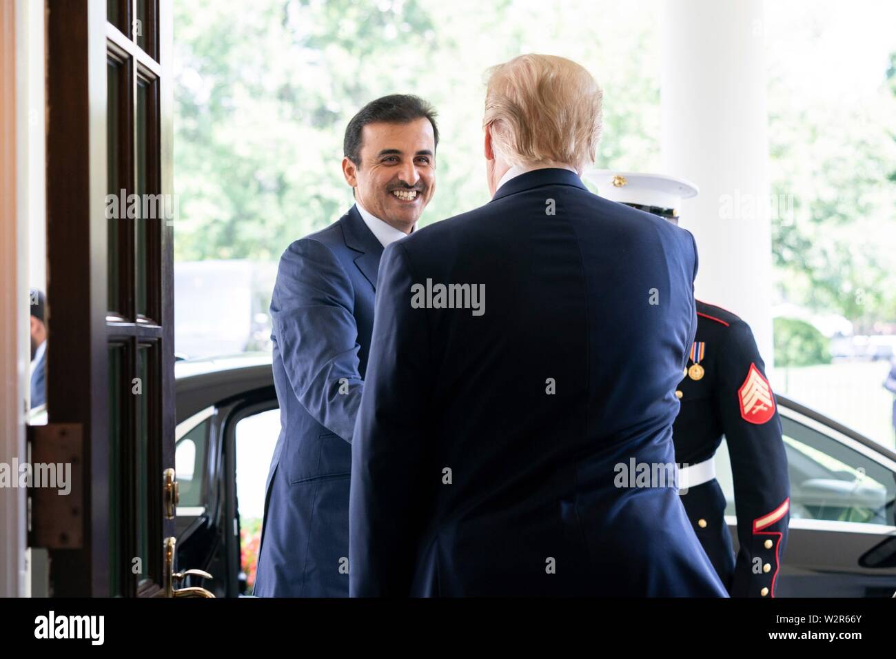 U.S presidente Donald Trump saluta l'Emiro del Qatar Tamin bin Hamad Al Thani all'ala ovest atrio della Casa Bianca Luglio 9, 2019 a Washington, DC. Foto Stock