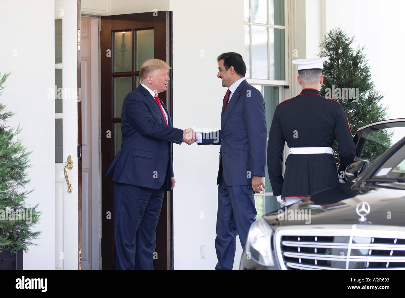 U.S presidente Donald Trump saluta l'Emiro del Qatar Tamin bin Hamad Al Thani all'ala ovest atrio della Casa Bianca Luglio 9, 2019 a Washington, DC. Foto Stock