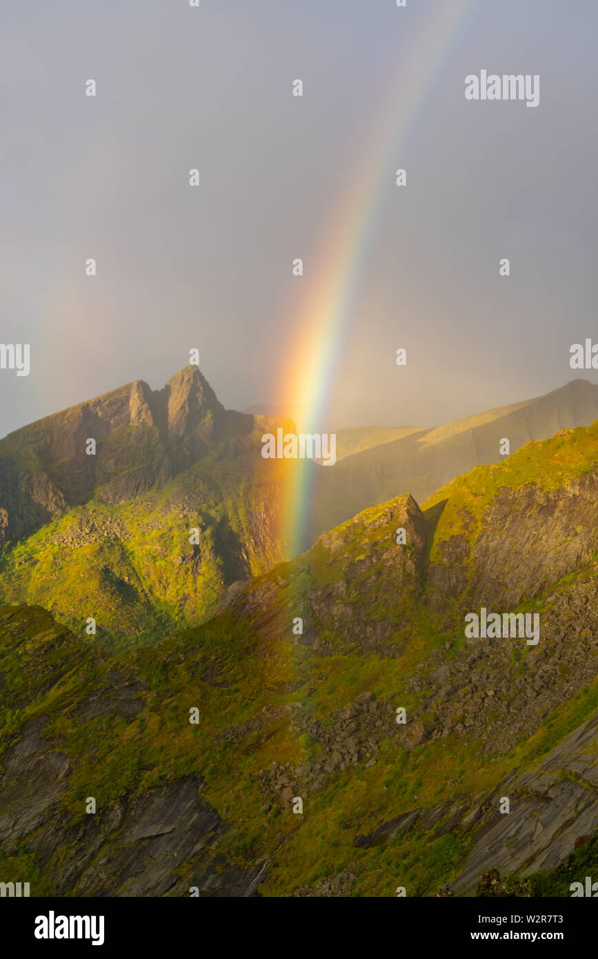 Rainbow in montagna su Senja Isola, Troms County Foto Stock