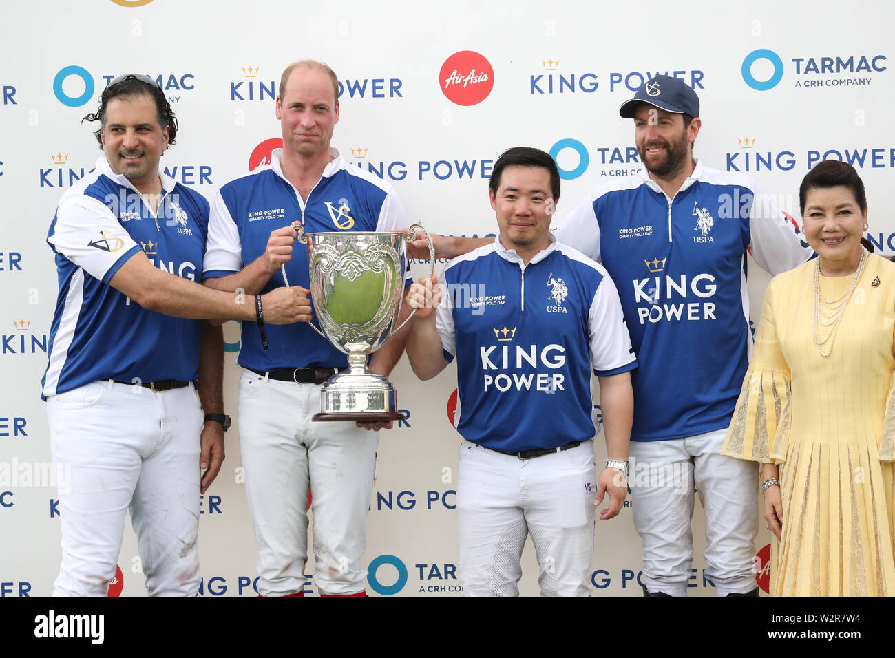 Il Duca di Cambridge e la sua squadra dopo aver vinto il Khun Vichai Srivaddhanaprabha Memorial Trophy Polo durante il King Power carità Royal Polo giorno a Billingbear Polo Club, Wokingham, Berkshire. Foto Stock