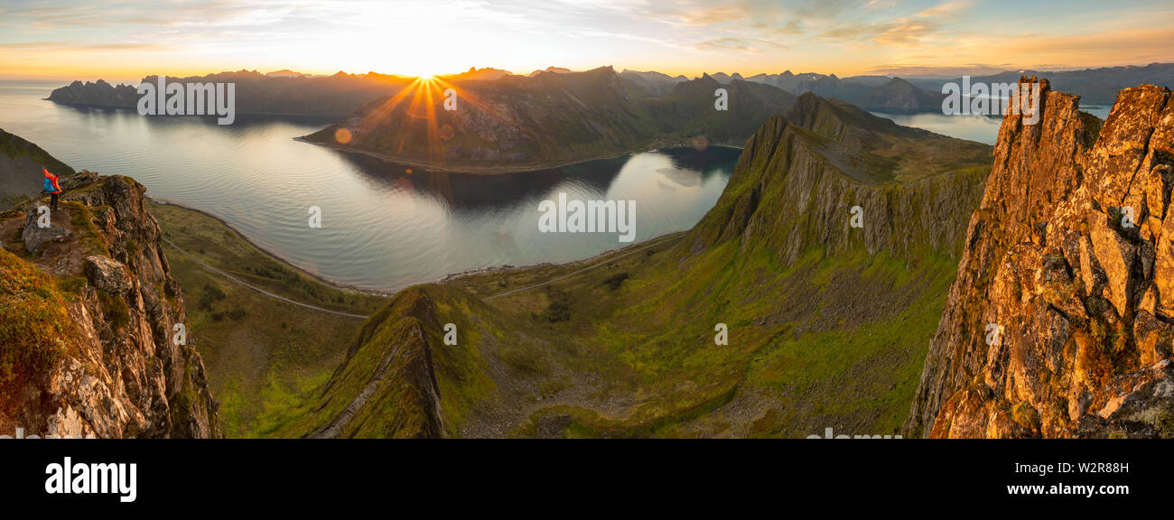 Sun oltre le montagne di Senja Isola, Troms County Foto Stock