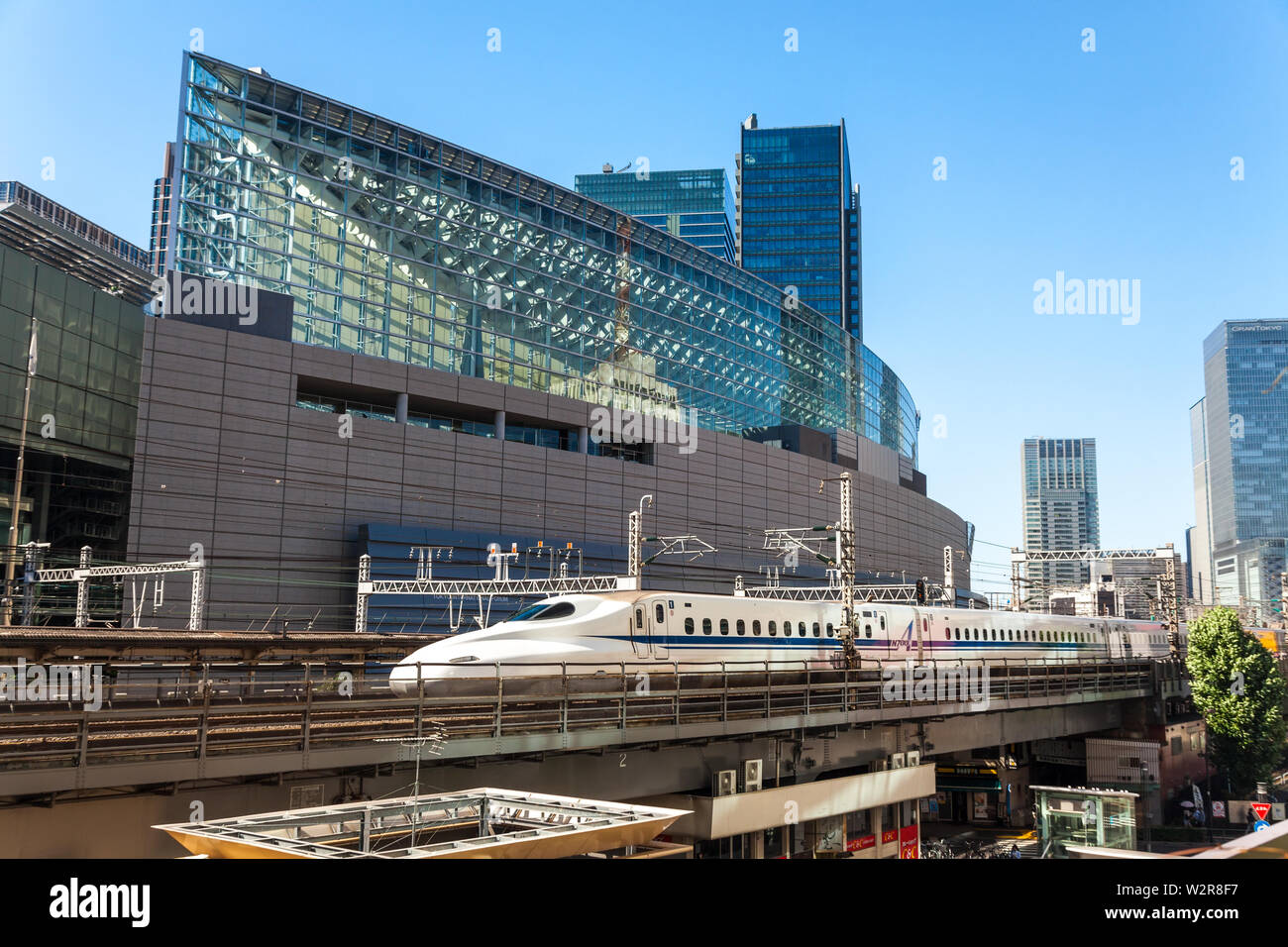 Il treno superveloce Shinkansen su una sezione in alzata della via vicino al Tokyo International Forum dalla stazione di Yurakucho, Tokyo, Giappone. Foto Stock