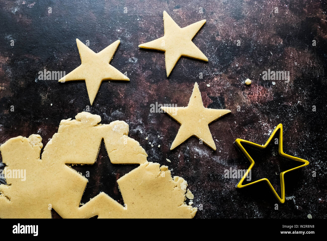 Angolo alto close up a forma di stella i cookie tagliato fuori della pasta biscotto. Foto Stock