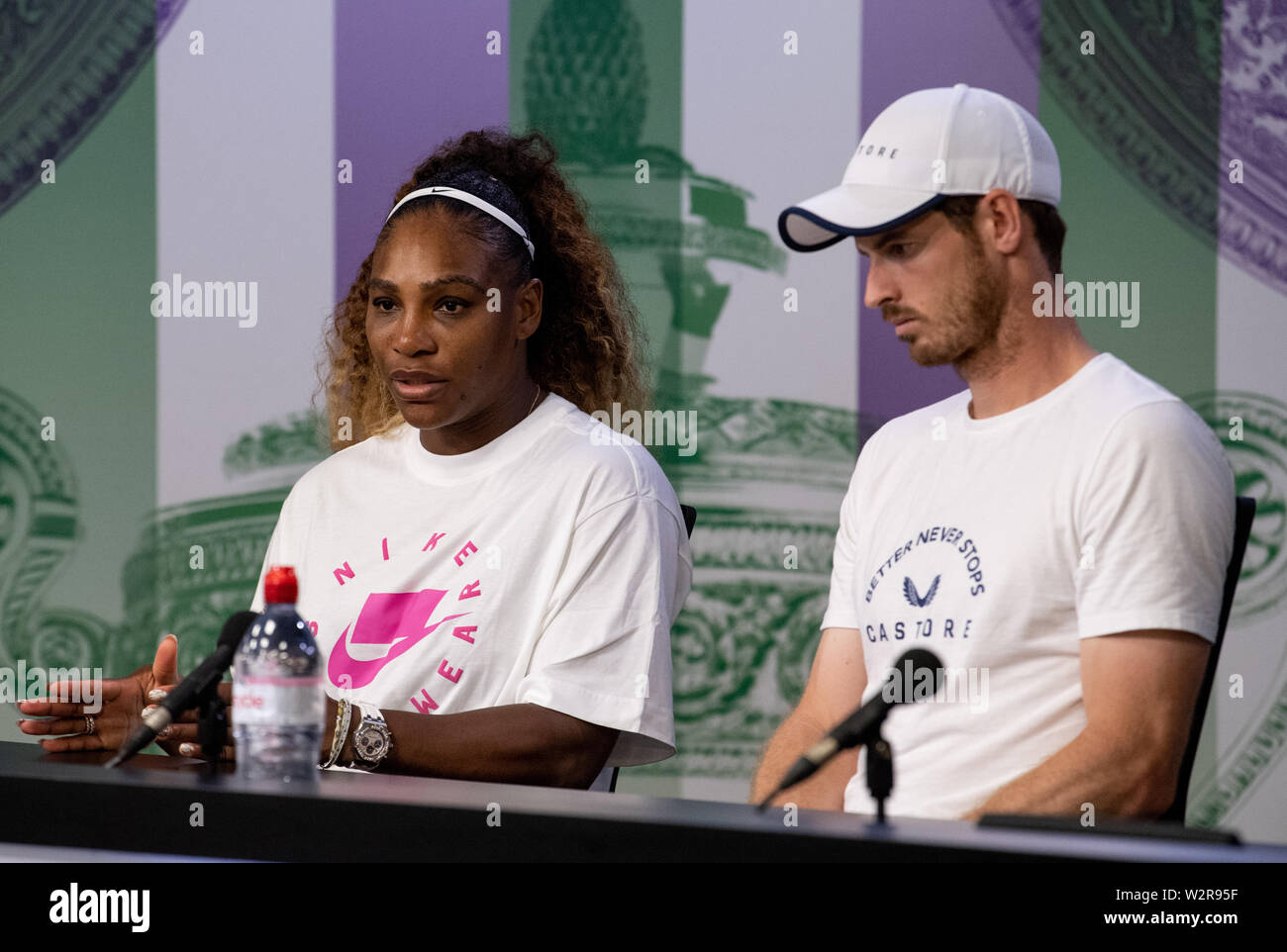 Serena Williams e Andy Murray nel corso di una conferenza stampa dopo la perdita di Bruno Soares e Nicole Melichar nel Doppio Misto il giorno nove dei campionati di Wimbledon al All England Lawn Tennis e Croquet Club, Wimbledon. Foto Stock
