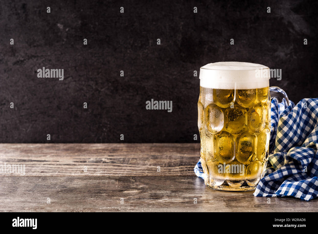 Birra Oktoberfest con salatini su un tavolo di legno. Copyspace Foto Stock