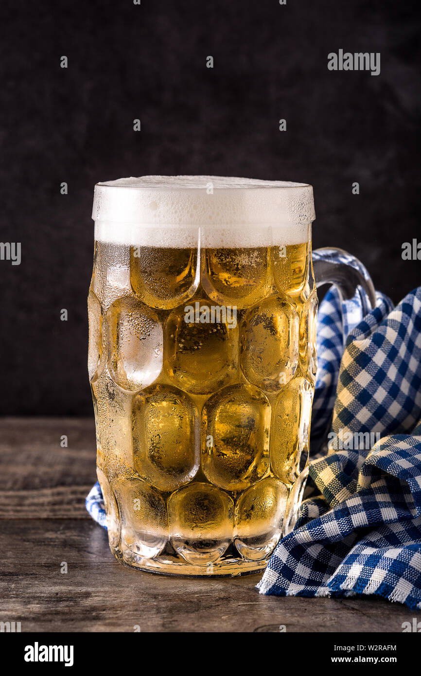Birra Oktoberfest con salatini su un tavolo di legno. Foto Stock