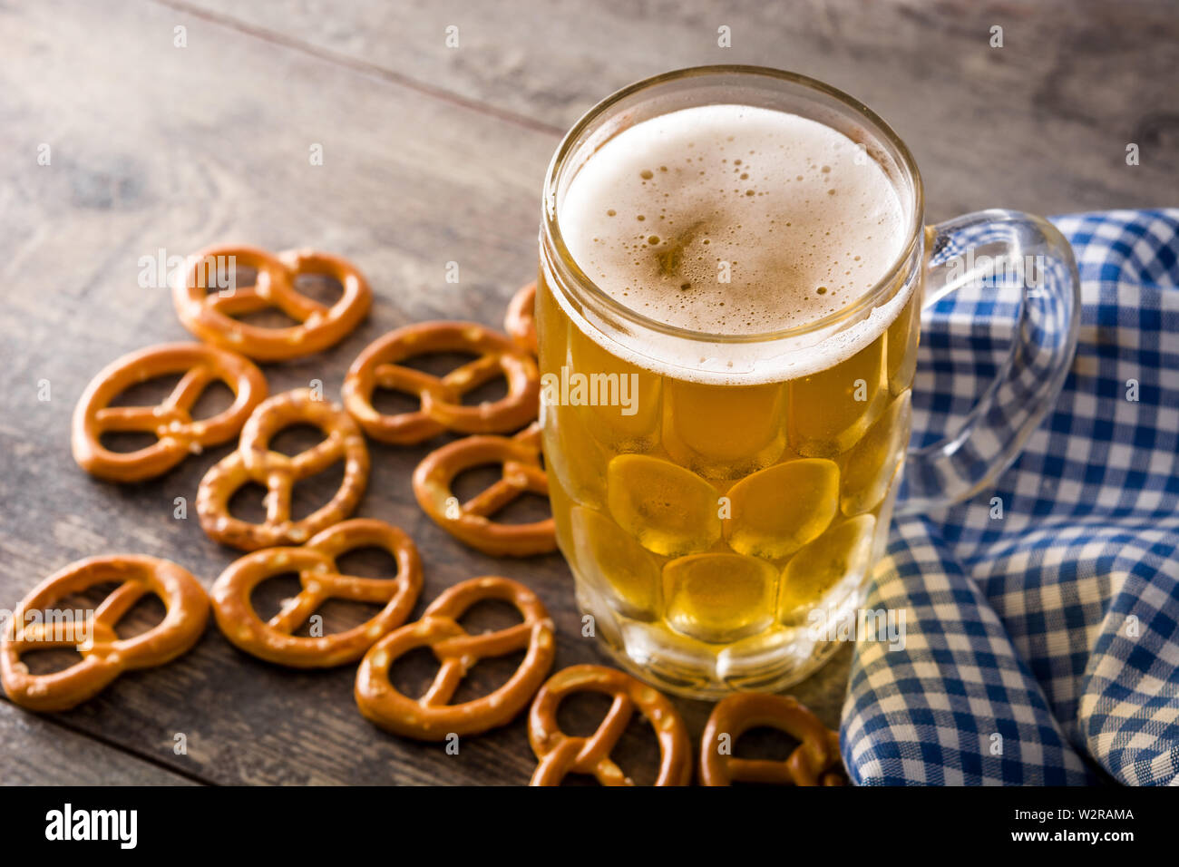 Birra Oktoberfest con salatini su un tavolo di legno. Copyspace Foto Stock