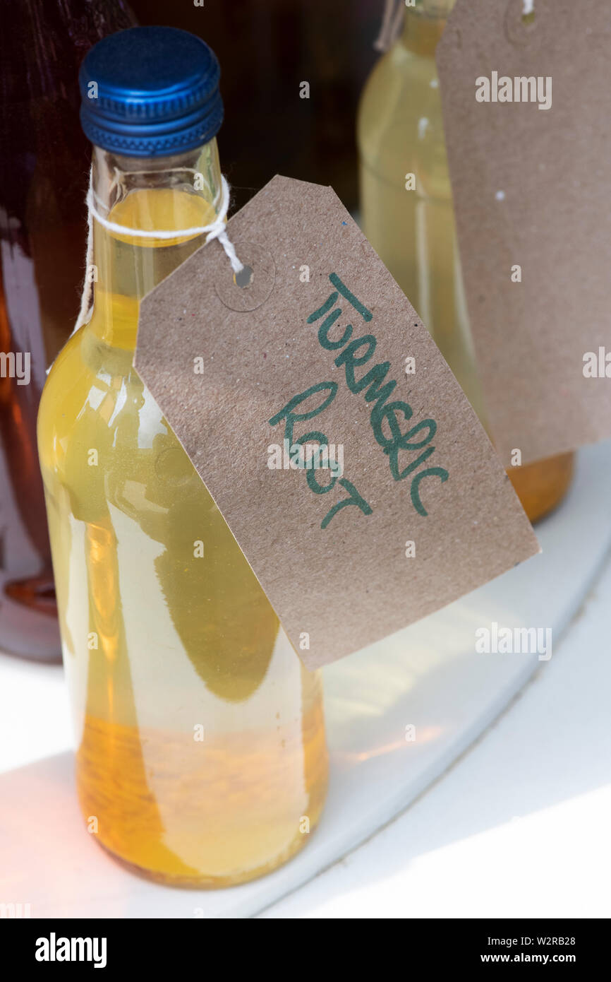 Bottiglia di curcuma radice tè con etichetta di cartone Foto Stock